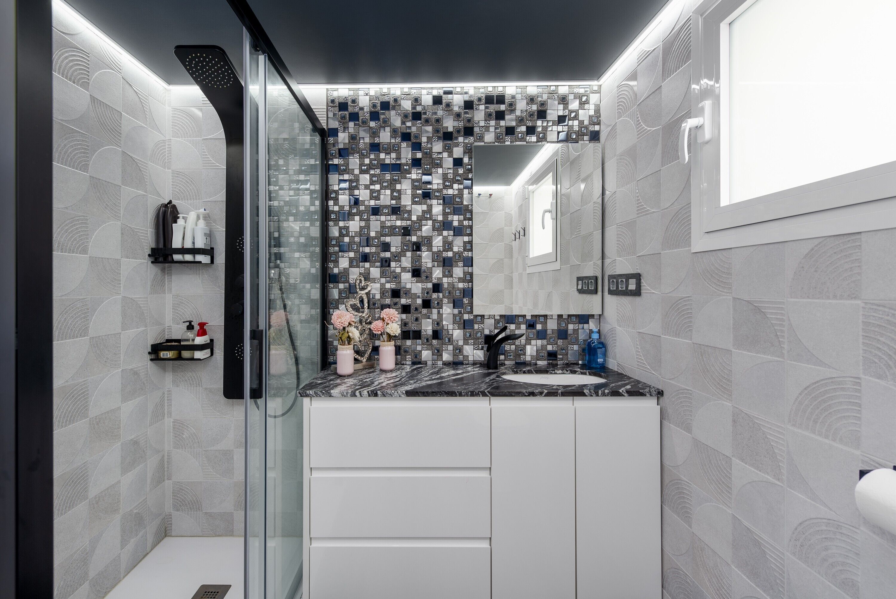 Een douche, een haardroger, handdoeken