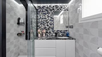 Een douche, een haardroger, handdoeken