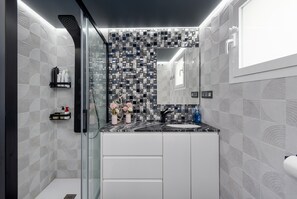 Dusche, Haartrockner, Handtücher