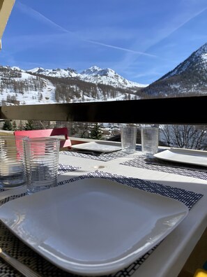 Outdoor dining - Apartment 'Résidence L'olympia' with Private Terrace (MONTGENEVRE)
