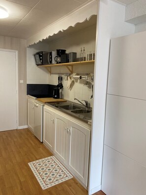 Frigorífico, microondas, horno y placa de cocina
