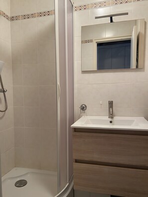 Shower, hair dryer - Apartment 'Résidence L'olympia' with Private Terrace (MONTGENEVRE)