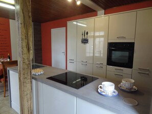 Fridge, microwave, oven, stovetop - Cottage 'Gîte Du Moulin De La Peyrière' with Private Pool, Shared Terrace and Wi-Fi (Cazes-Mondenard)