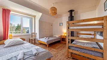 6 slaapkamers, een strijkplank/strijkijzer, gratis wifi