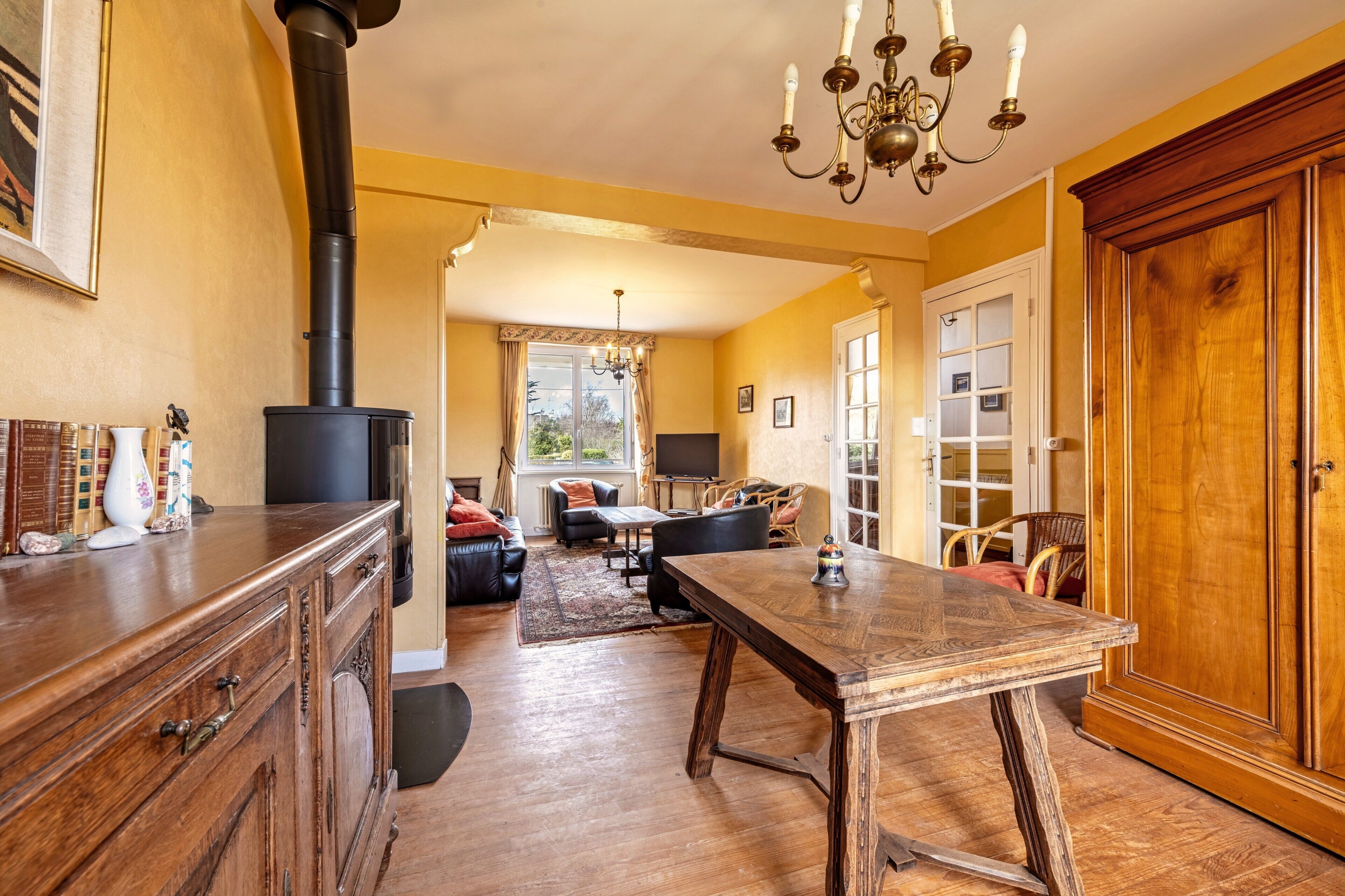 TV, DVD player, ping pong, stereo