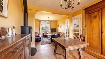 TV, DVD player, ping pong, stereo