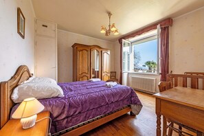6 bedrooms, iron/ironing board, free WiFi