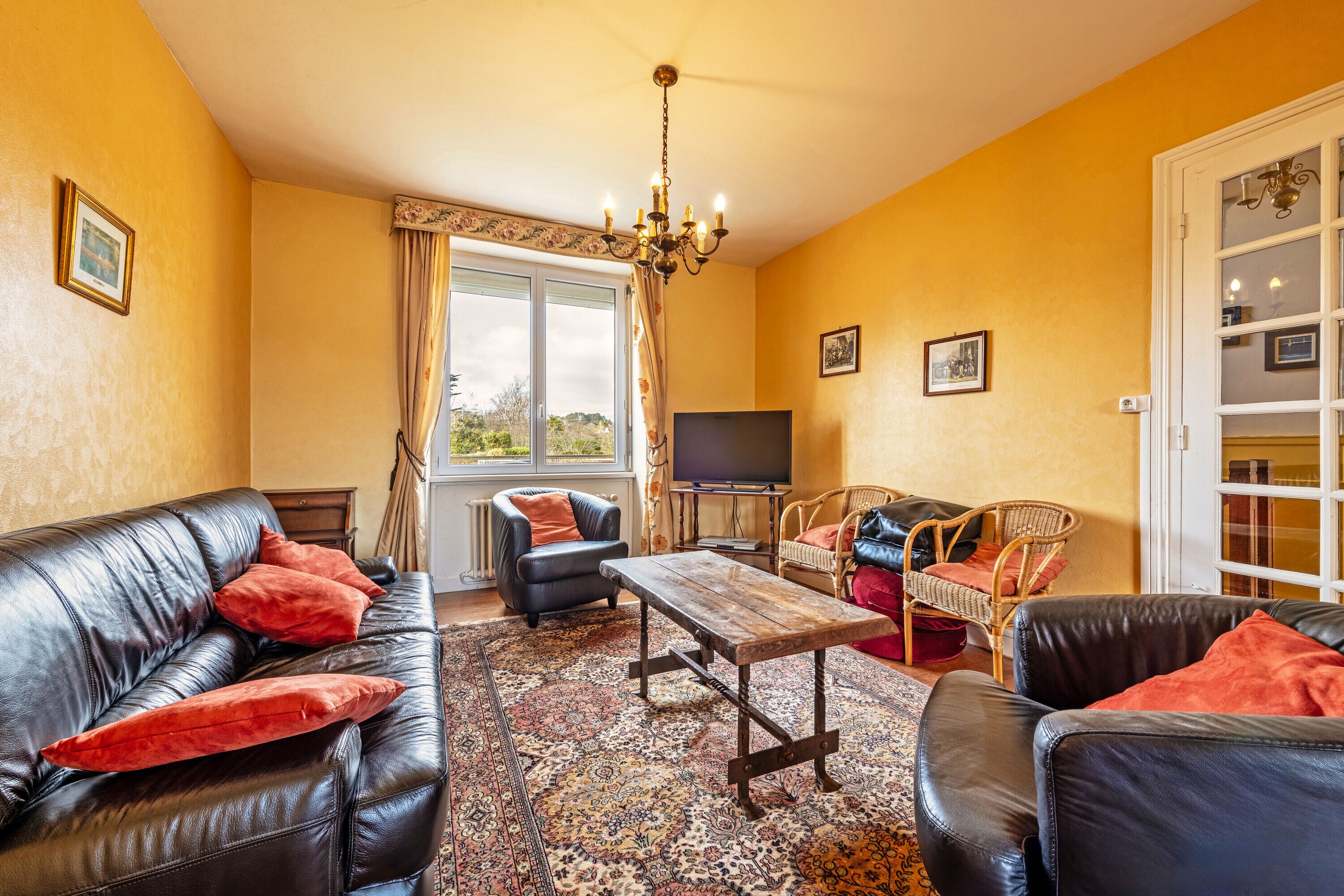 Een televisie, een dvd-speler, een tafeltennistafel en een stereo