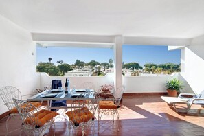 ت�ناول الطعام بالخارج