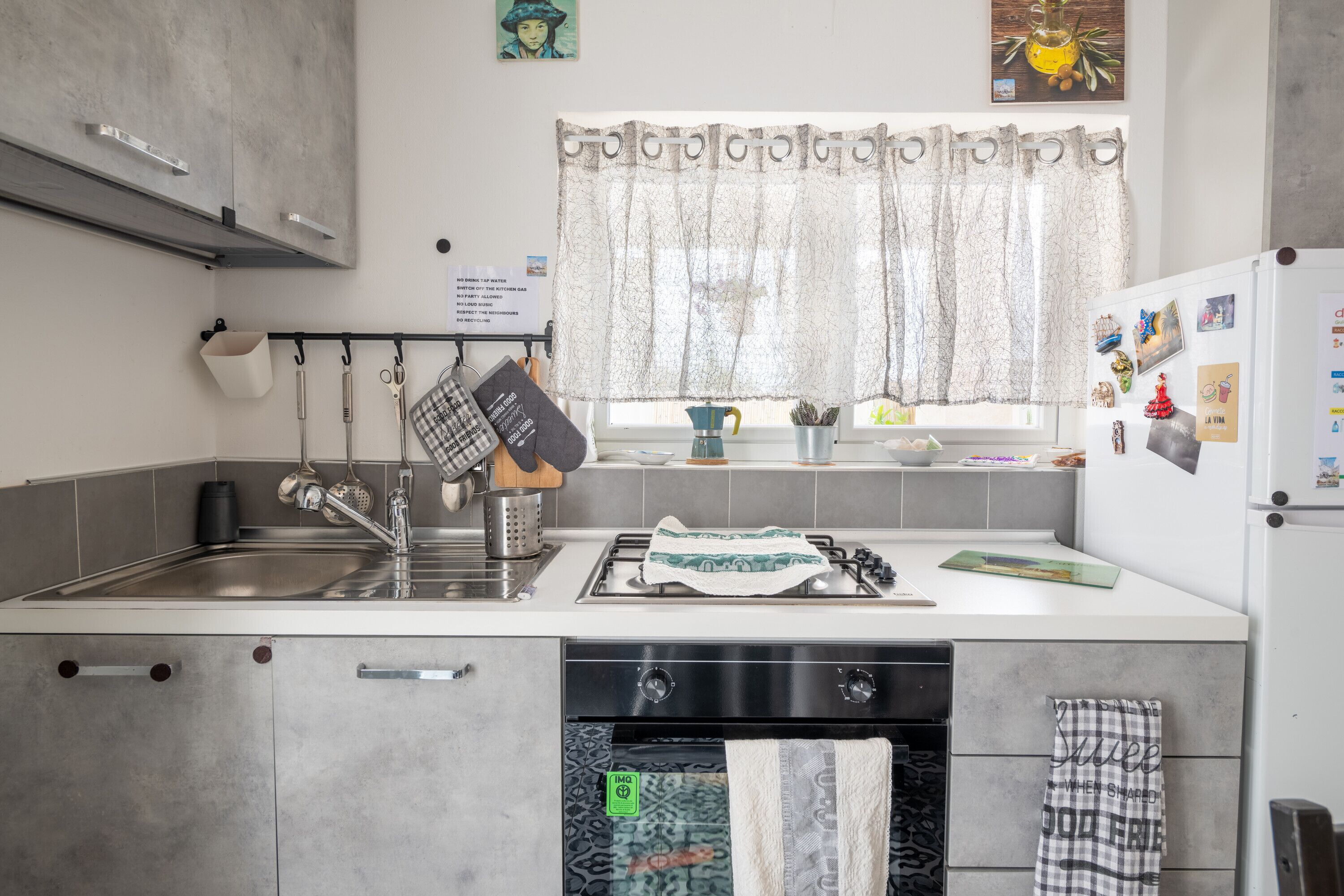 Réfrigérateur, plaque de cuisson, cafetière/bouilloire