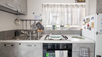 Kühlschrank, Herdplatte, Wasserkocher mit Kaffee-/Teezubehör