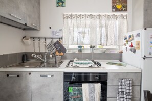 Réfrigérateur, plaque de cuisson, cafetière/bouilloire