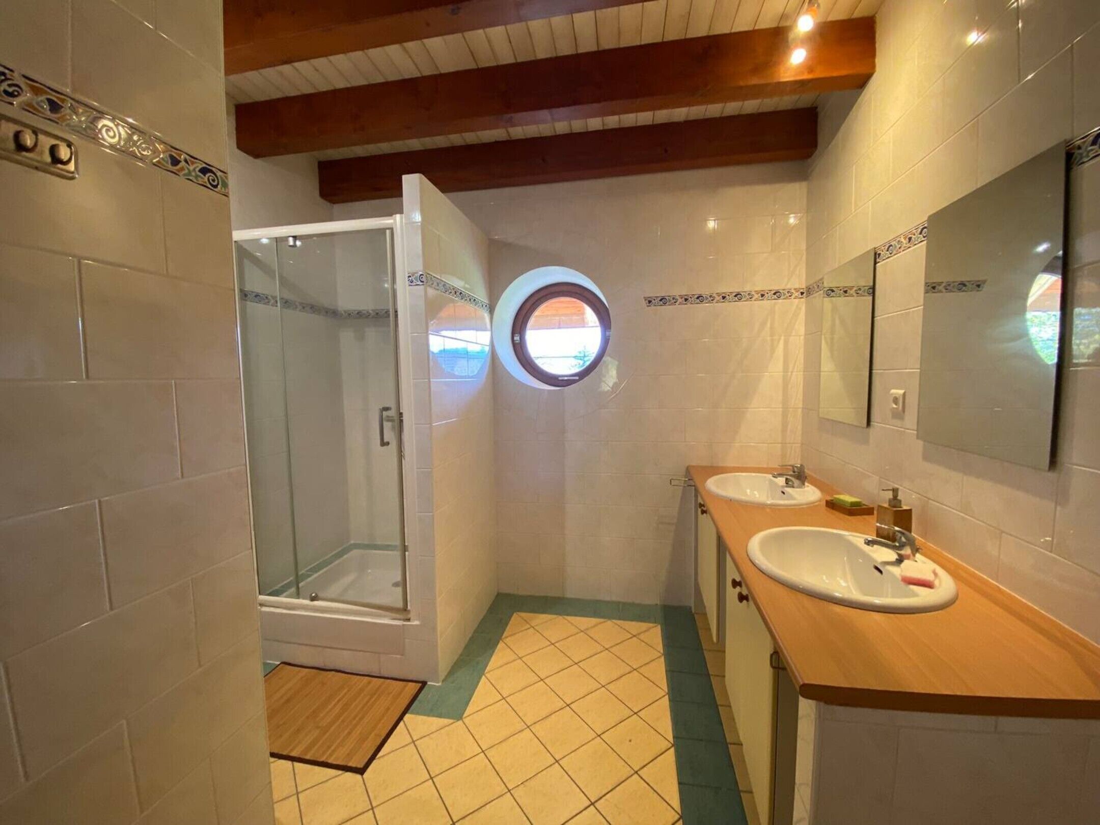 Een douche, een haardroger, handdoeken