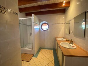 Regadera, secadora de cabello, toallas 