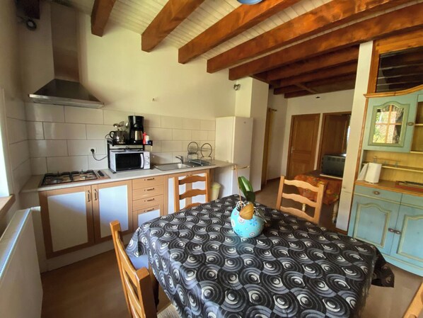 Frigorifero, microonde, forno, piano cottura