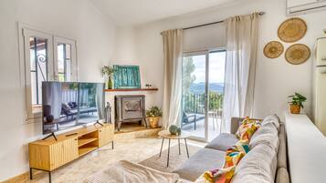 Una televisión, una chimenea