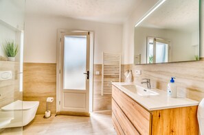 Douche, sèche-cheveux, serviettes fournies