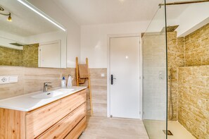 Dusche, Haartrockner, Handtücher