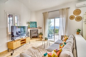 TV, fireplace