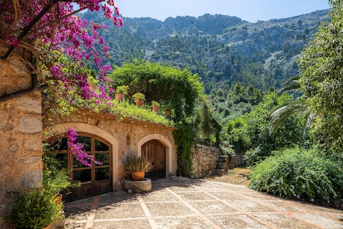 Country House 'Sa Cabana D'es Vicari' with Mountain View, Private Pool and Wi-Fi