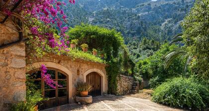 Country House 'Sa Cabana D'es Vicari' with Mountain View, Private Pool and Wi-Fi