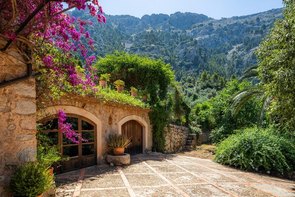 Property grounds - Country House 'Sa Cabana D'es Vicari' with Mountain View, Private Pool and Wi-Fi (Fornalutx)