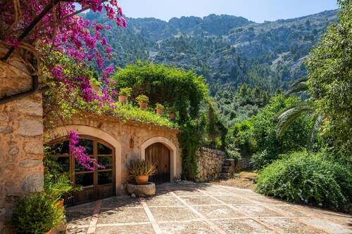 Country House 'Sa Cabana D'es Vicari' with Mountain View, Private Pool and Wi-Fi