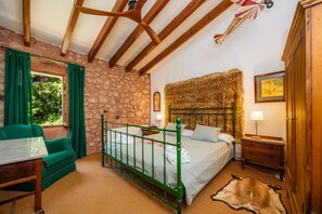 4 bedrooms, free WiFi, bed sheets - Country House 'Sa Cabana D'es Vicari' with Mountain View, Private Pool and Wi-Fi (Fornalutx)