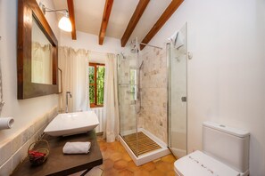 Shower, towels - Country House 'Sa Cabana D'es Vicari' with Mountain View, Private Pool and Wi-Fi (Fornalutx)