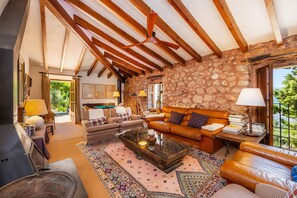 Fireplace - Country House 'Sa Cabana D'es Vicari' with Mountain View, Private Pool and Wi-Fi (Fornalutx)