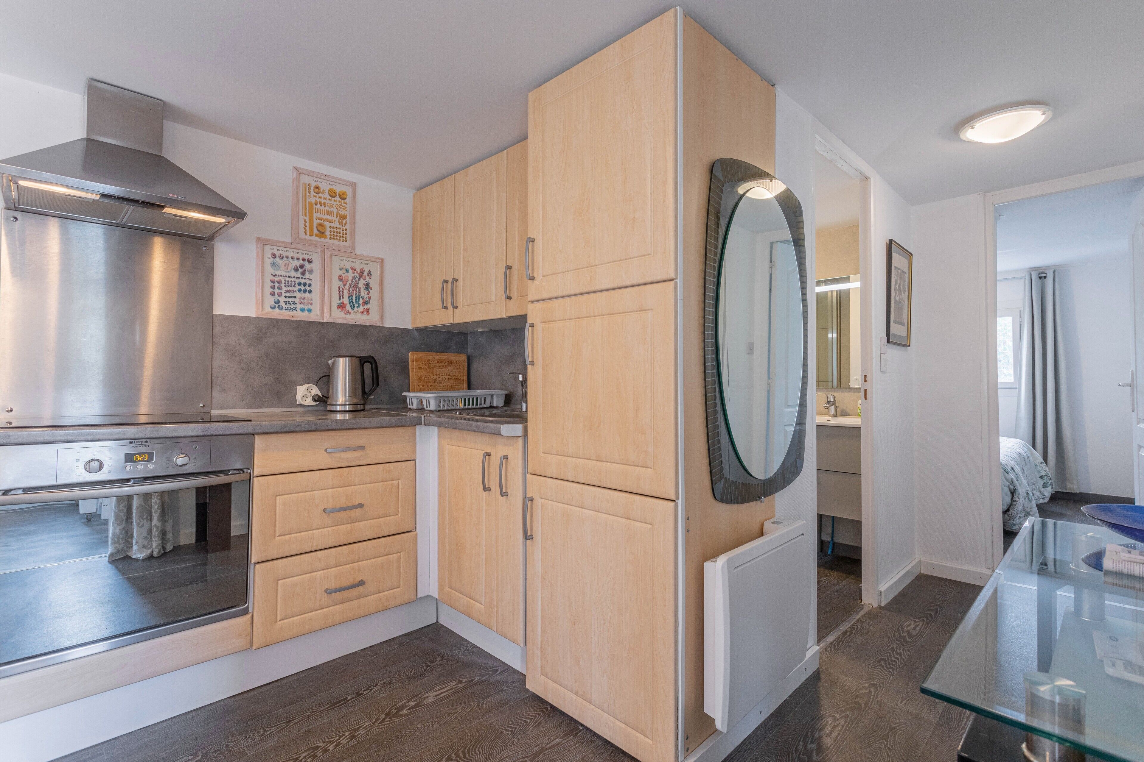 Fridge, oven, stovetop, coffee/tea maker