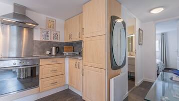 Fridge, oven, stovetop, coffee/tea maker