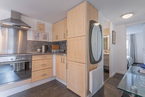 Een koelkast, een oven, een kookplaat, een koffiezetapparaat/waterkoker