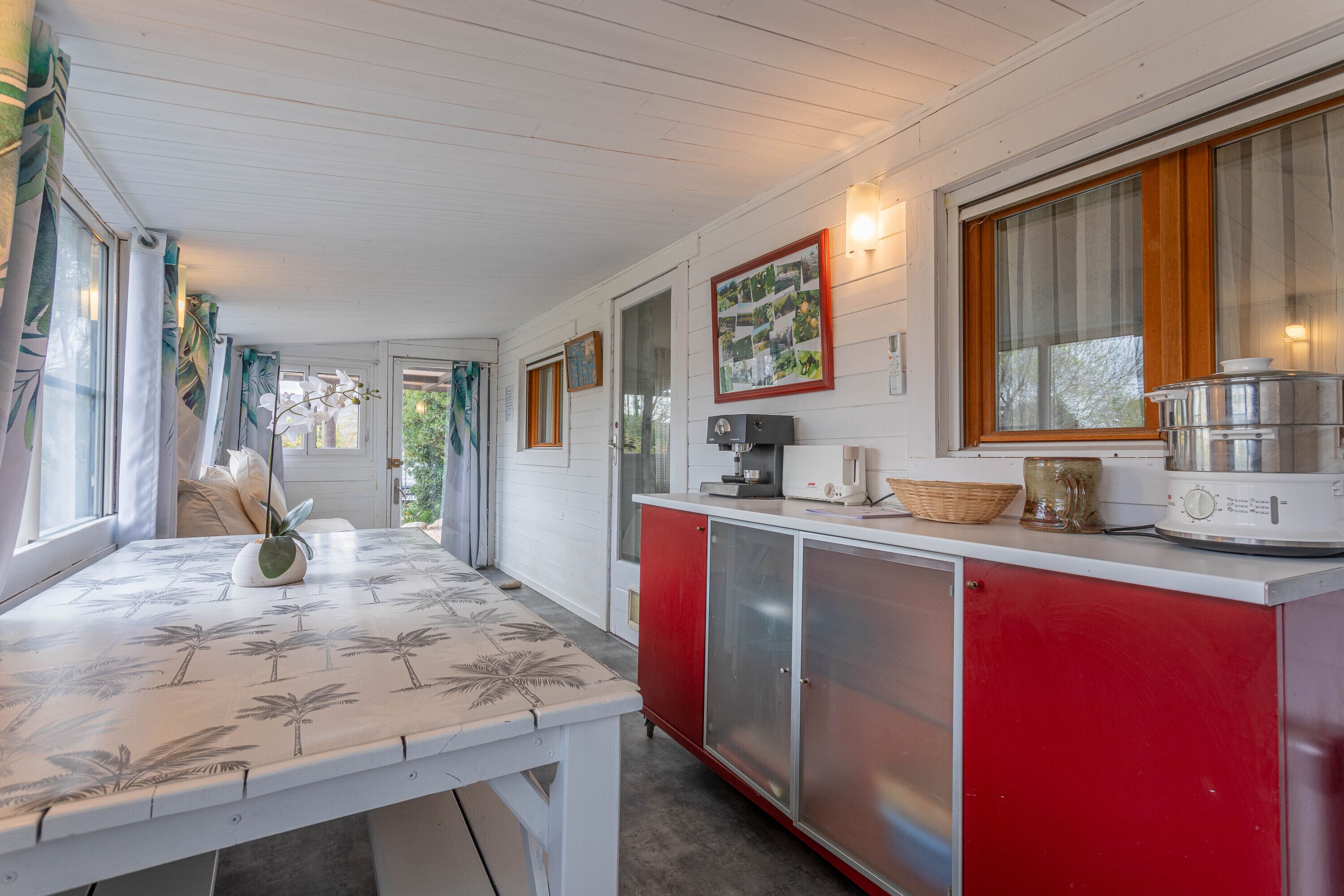 Réfrigérateur, four, plaque de cuisson, cafetière/bouilloire