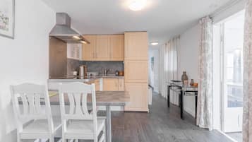 Fridge, oven, stovetop, coffee/tea maker