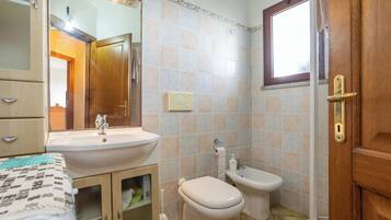 Bruser, hårtørrer, håndklæder