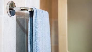 Dusch, hårtork och handdukar
