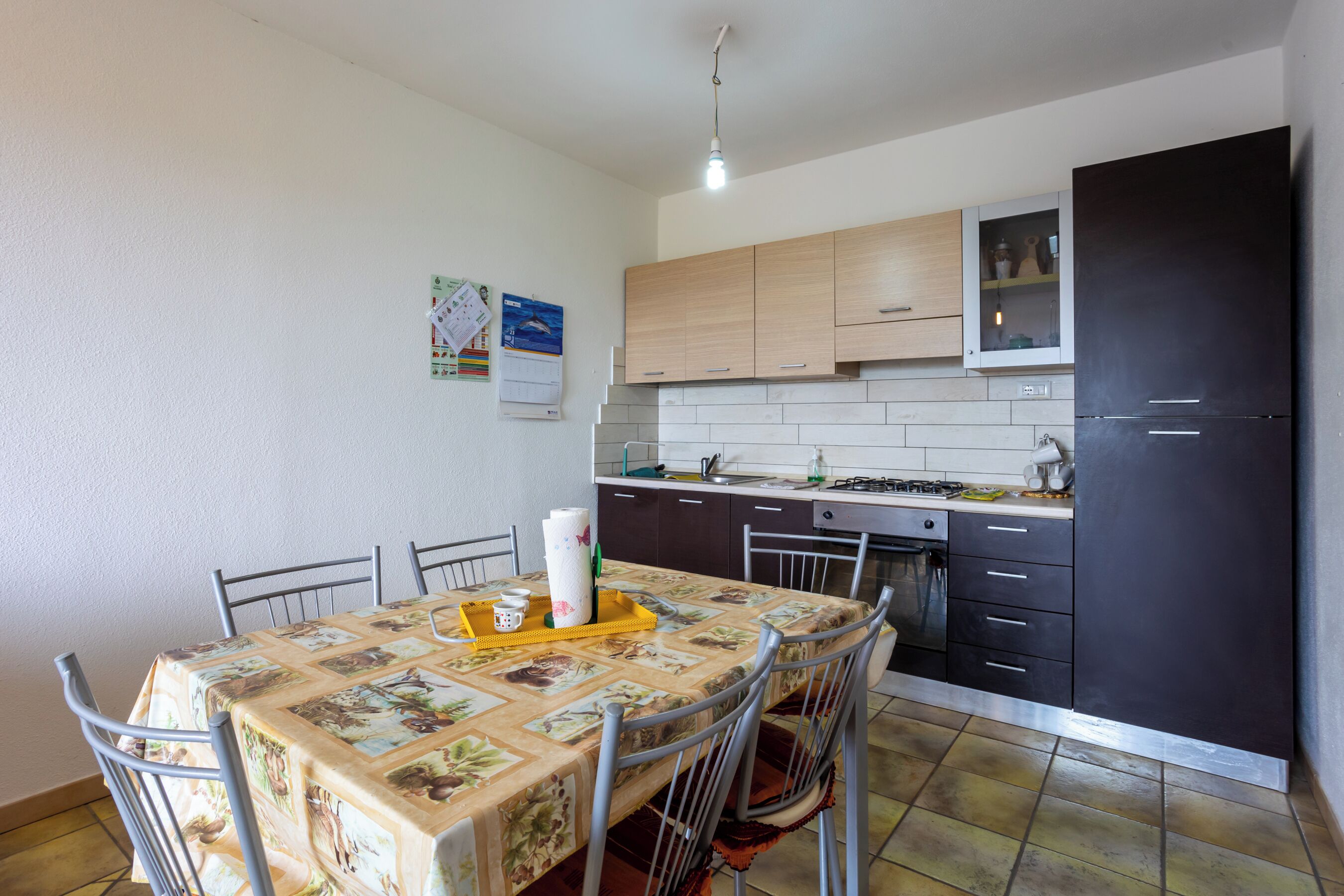 Kylskåp, ugn, spishäll och grytor/köksredskap