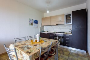 Fridge, oven, stovetop, cookware/dishes/utensils