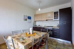Geladeira, fogão, cooktop, talheres/pratos/utensílios de cozinha