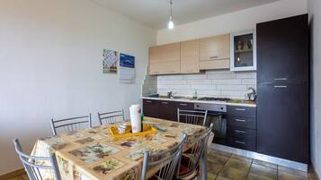 Kylskåp, ugn, spishäll och grytor/köksredskap