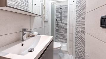 Dusche, Haartrockner, Handtücher