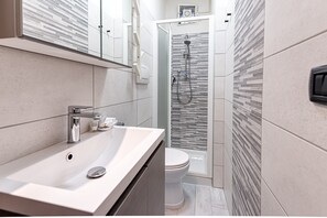 Dusche, Haartrockner, Handtücher