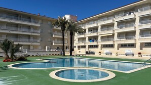 A multi-story hotel with a swimming pool, balconies, and a sign indicating 'Solo Residencia.' - Apartment 'Blaumar B310' with Shared Pool, Private Terrace and Wi-Fi (LÈstartit)