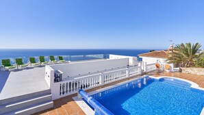 A rooftop pool with a clear view of the sea, white walls, and a few lounge chairs. - Holiday Home 'Villa Infinite' with Sea View, Wi-Fi and Air Conditioning (Salobreña)