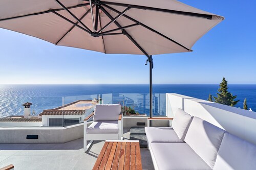 Holiday Home 'Villa Infinite' with Sea View, Wi-Fi and Air Conditioning