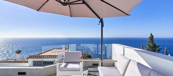 Holiday Home 'Villa Infinite' with Sea View, Wi-Fi and Air Conditioning