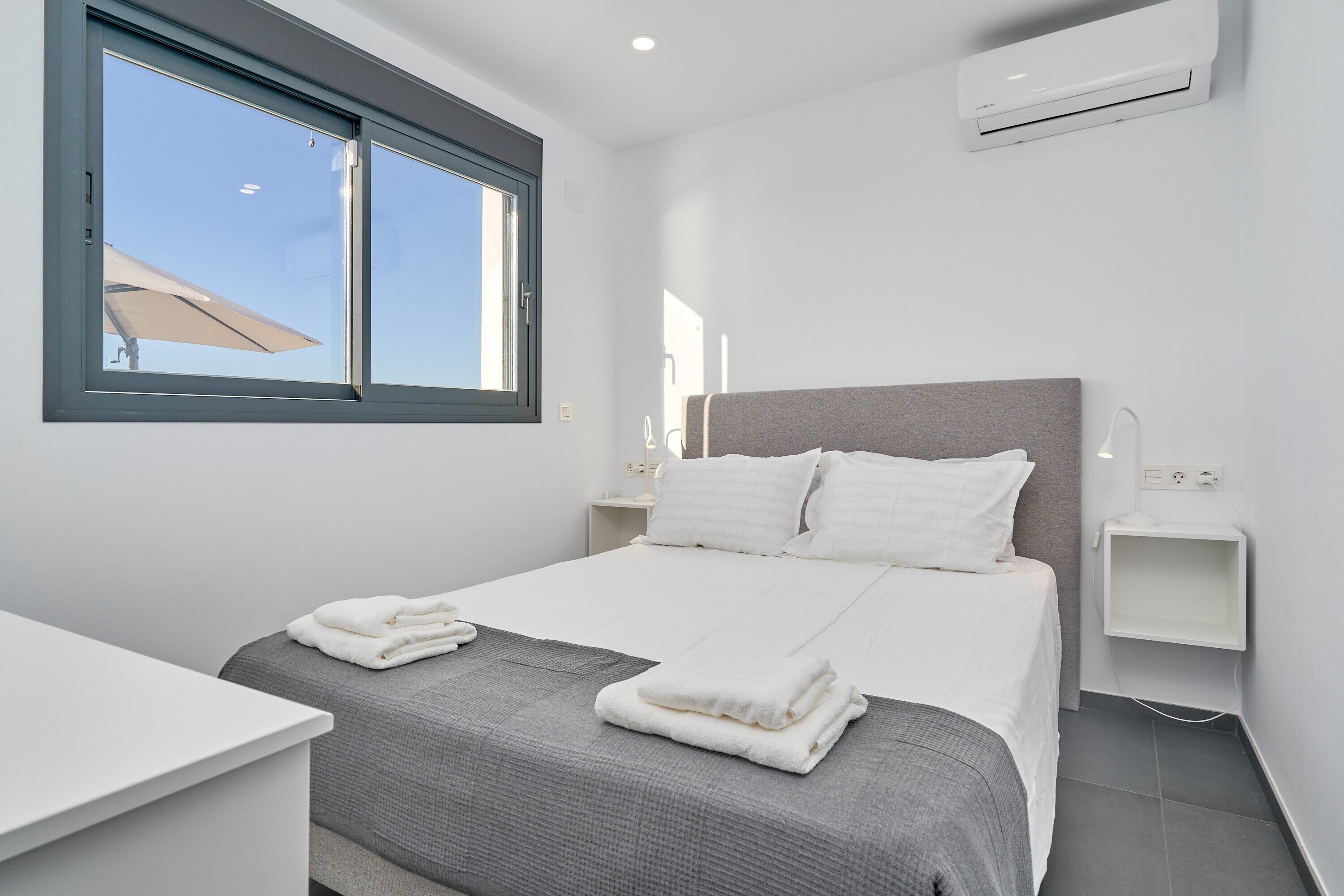 4 室のベッドルーム、アイロン / アイロン台、WiFi (無料)、ベッドシーツ