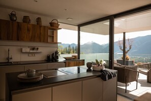 Fridge, microwave, stovetop, dishwasher - Chalet "Goyen" with Shared Pool, Private Terrace & Wi-Fi (Schenna)