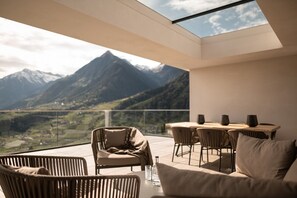 Outdoor dining - Chalet "Goyen" with Shared Pool, Private Terrace & Wi-Fi (Schenna)
